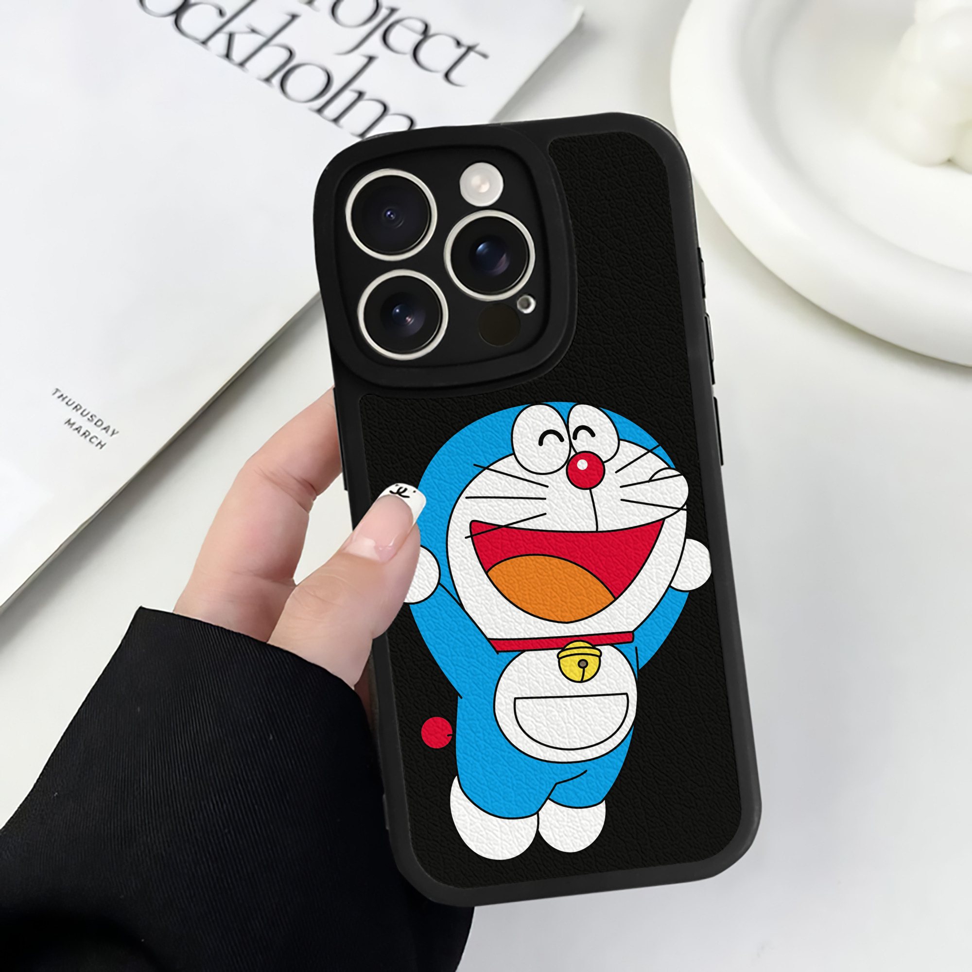 （画像用） ドラえもん Doraemon 【iPhone 16シリーズ対応】シリコンスマホケース（レザー調） 材質：シリコン